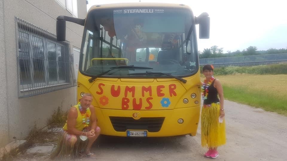 Copertina per Ultimo giorno di scuola a Farra e lo scuolabus vola alle Hawai